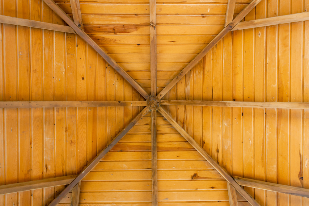 Une couverture de maison en bois